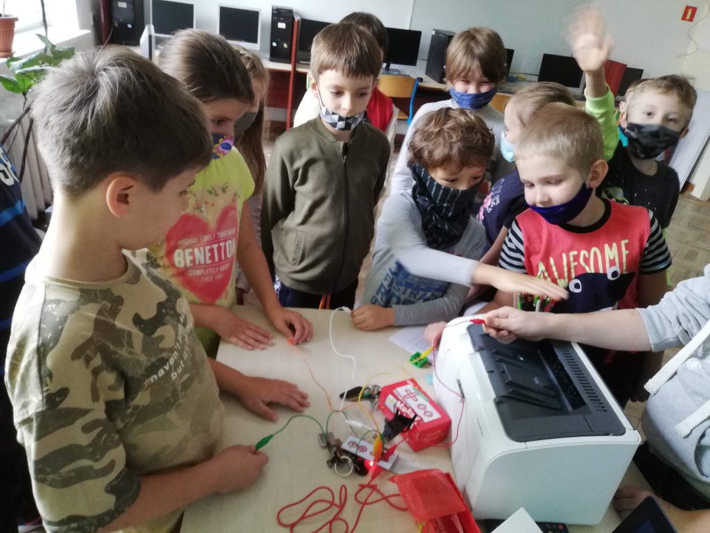 Uczniowie pracujący z płytką Arduino.