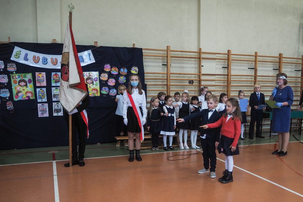 Uczniowie ślubujący na sztandar.
