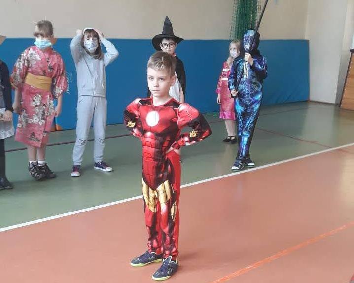 Na zdjęciach uczniowie przebrani za postacie z bajek.