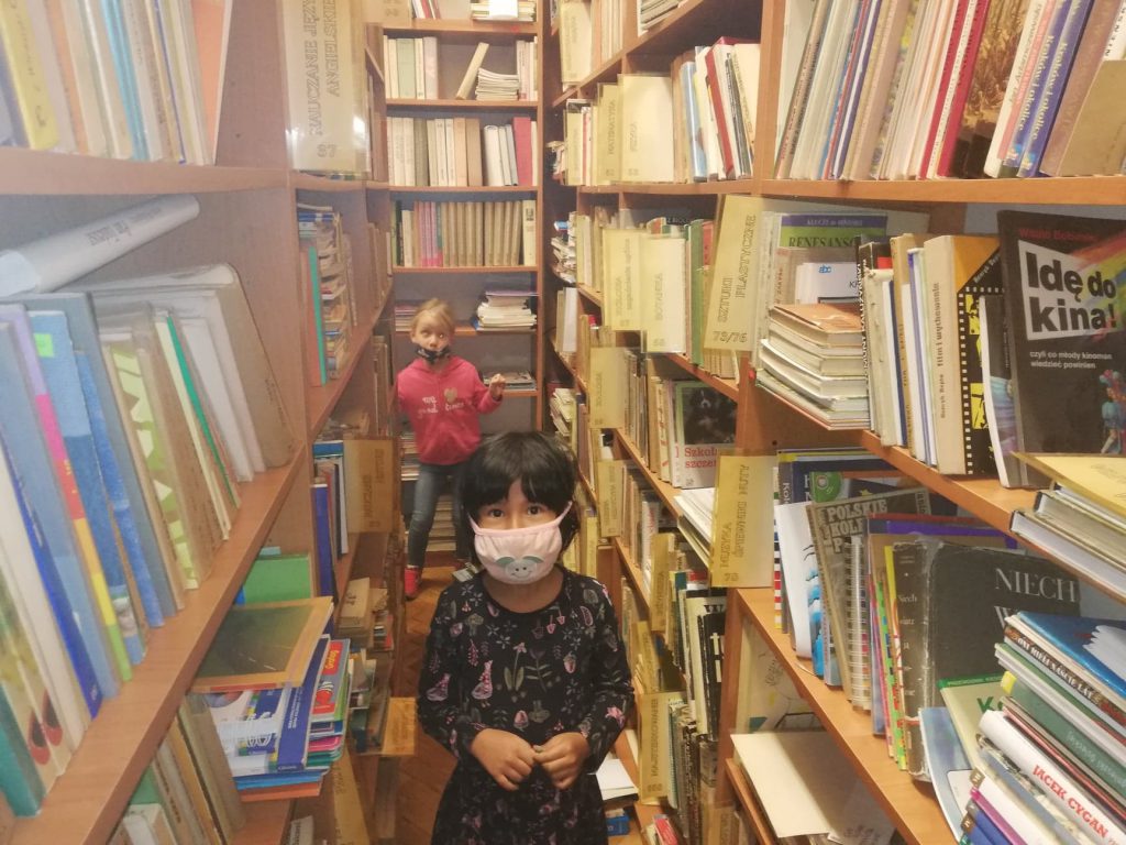 Na zdjęciach uczniowie w bibliotece szkolnej.