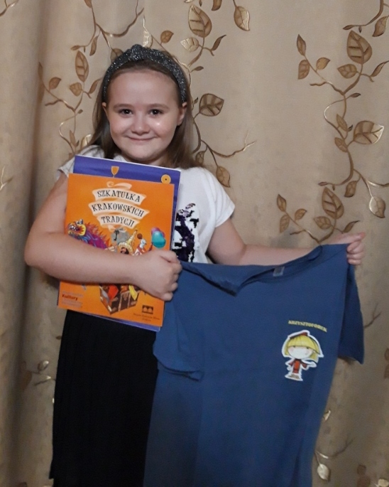 Na zdjeciu Kalinka z dyplomem i nagrodami.