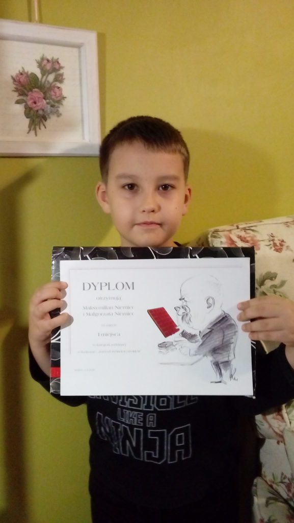 Na zdjęciach Maksio z dyplomem i nagrodami.