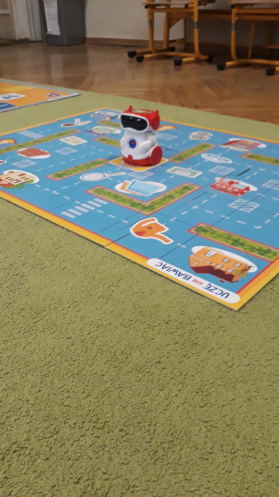 Nasi uczniowie uczą się programowania z udziałem robotów Wonder Dash oraz Doc..