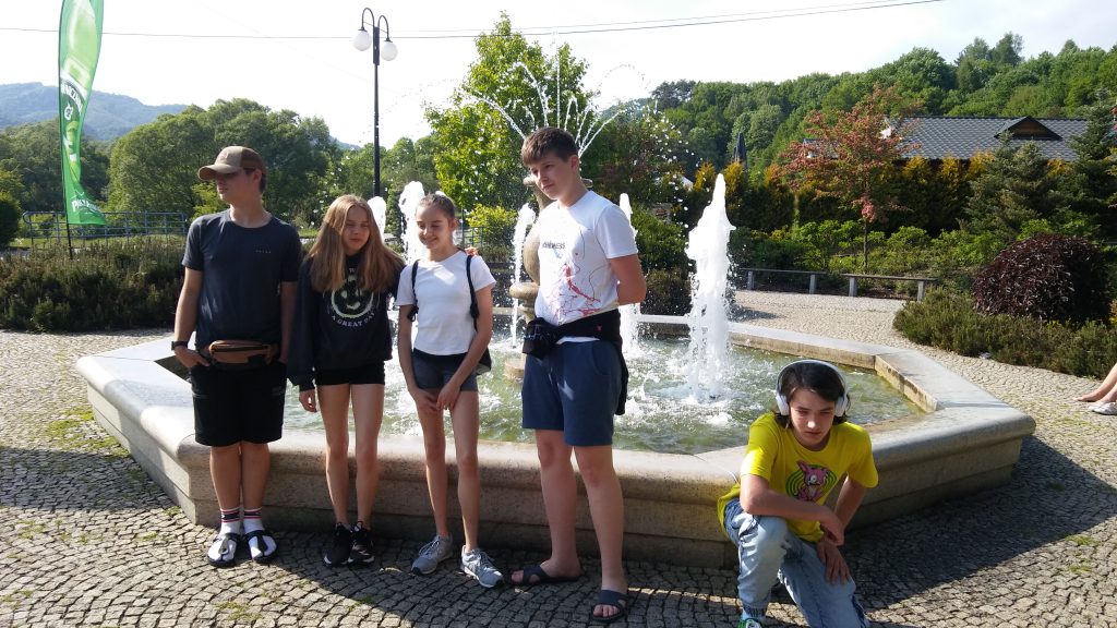 uczniowie przy fontannie