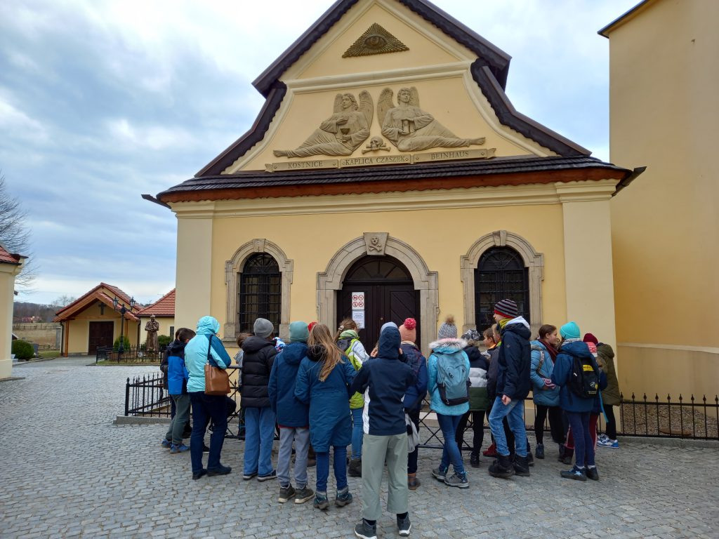 Zdjęcie przedstawia dzieci przed Kaplicą Czaszek.