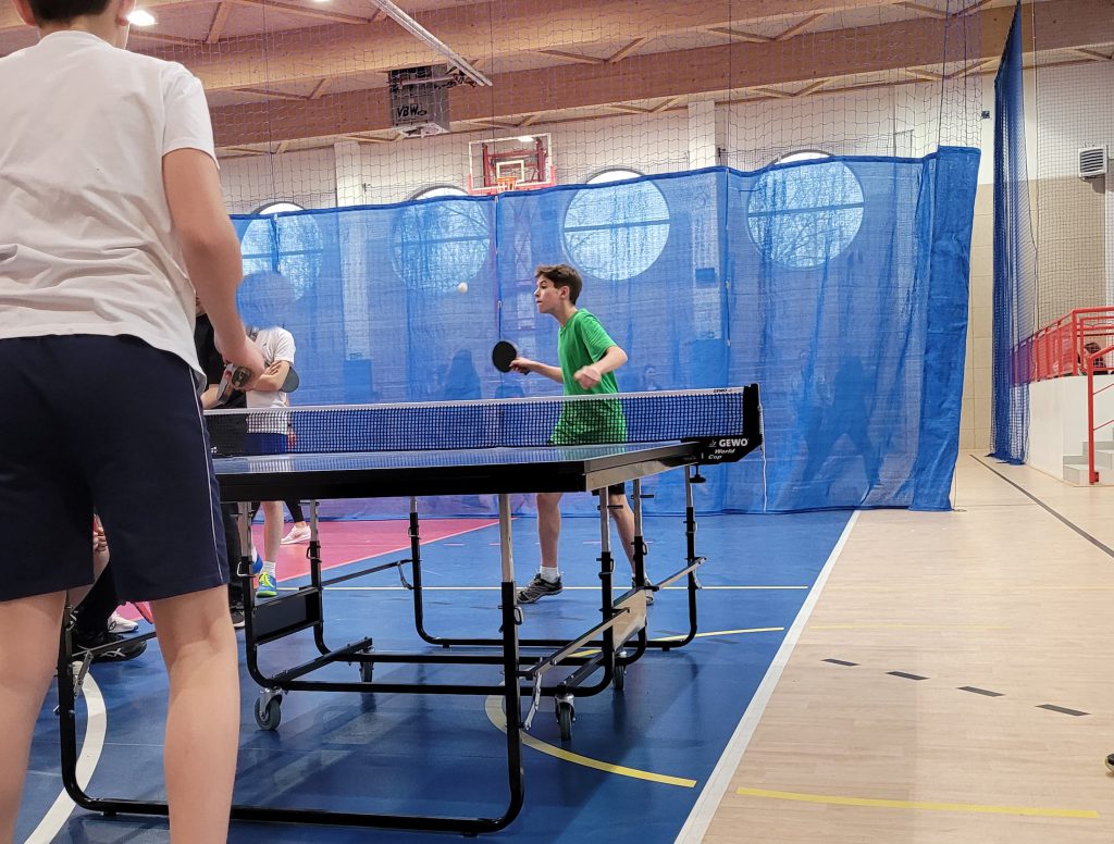 Uczniowie na zawodach w tenisa stołowego