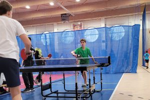 Uczniowie na zawodach w tenisa stołowego