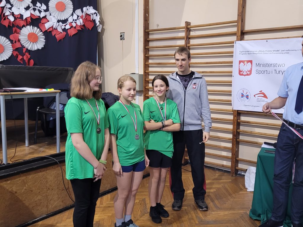 uczniowie biorący udział w Ogólnopolskich Mistrzostwach sztafet na ergometrze wioślarskim