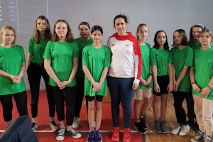 uczniowie na zawodach sportowych