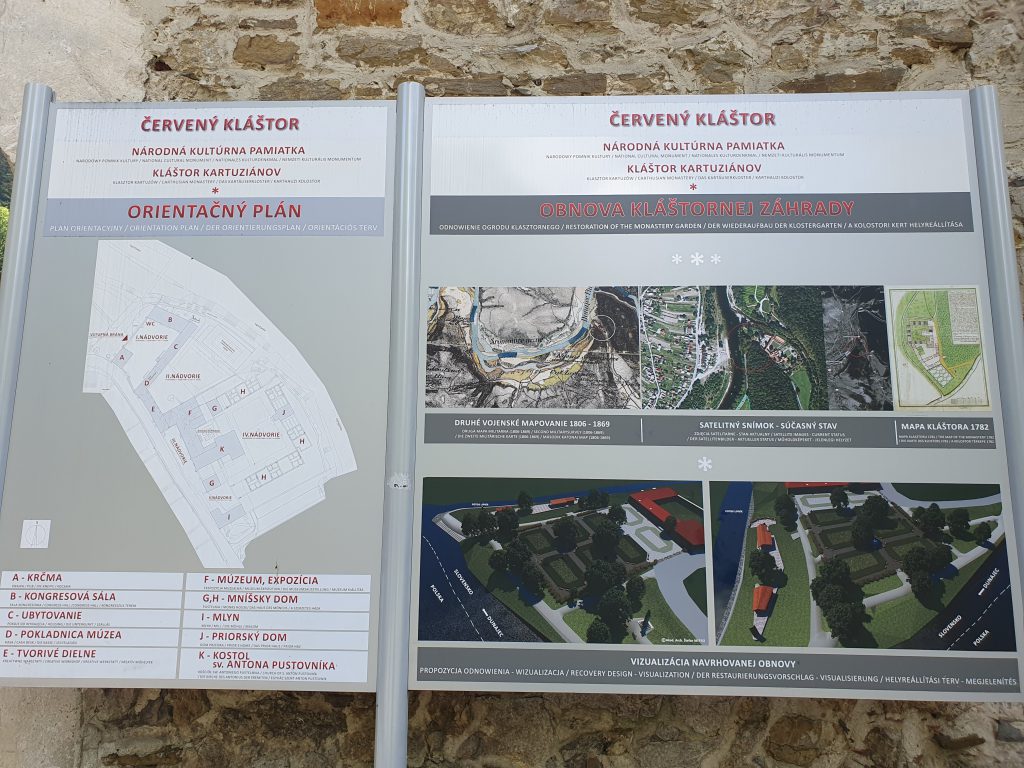 Zdjęcie tablicy z planem odnowy Ogrodu Klasztornego.