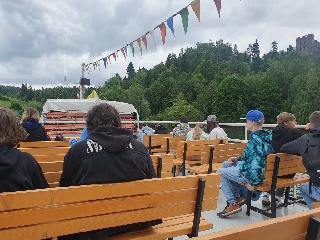 Zdjęcie przestawia klasę na statku.
