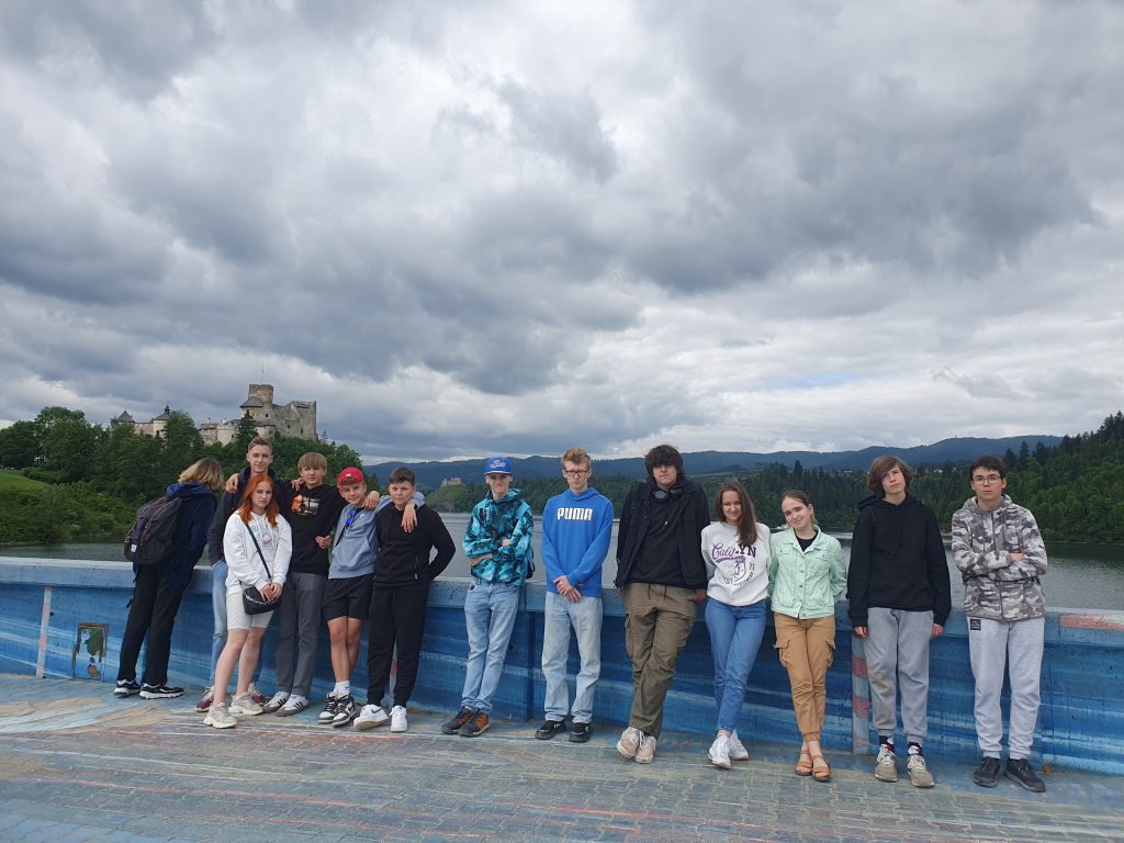 Zdjęcie klasy na tle Jeziora Czortyńskiego.