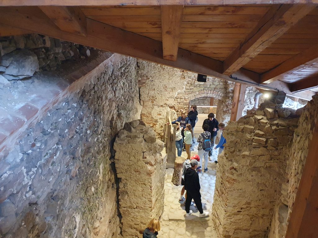 Zdjęcie przedstawia uczniów zwiedzających zamek „Dunajec”