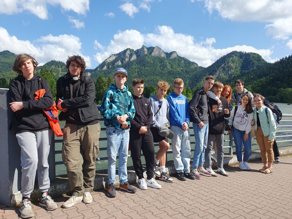 Zdjęcie klasy na tle Jeziora Czortyńskiego.