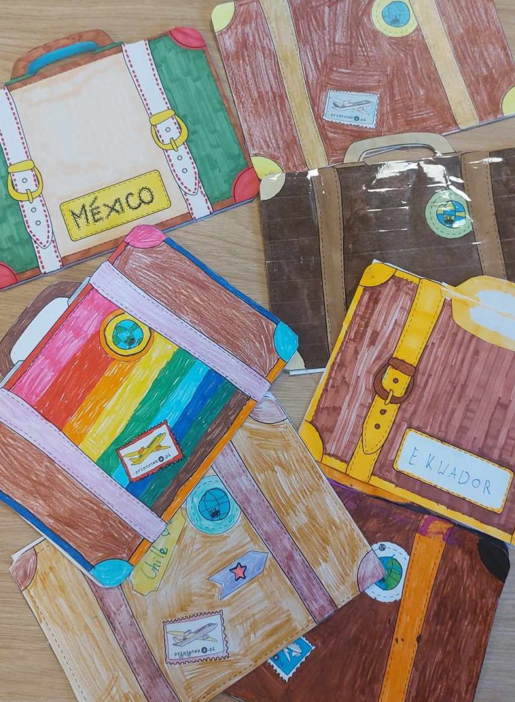 Zdjęcie przedstawia zrobione przez dzieci teczki o krajach.
