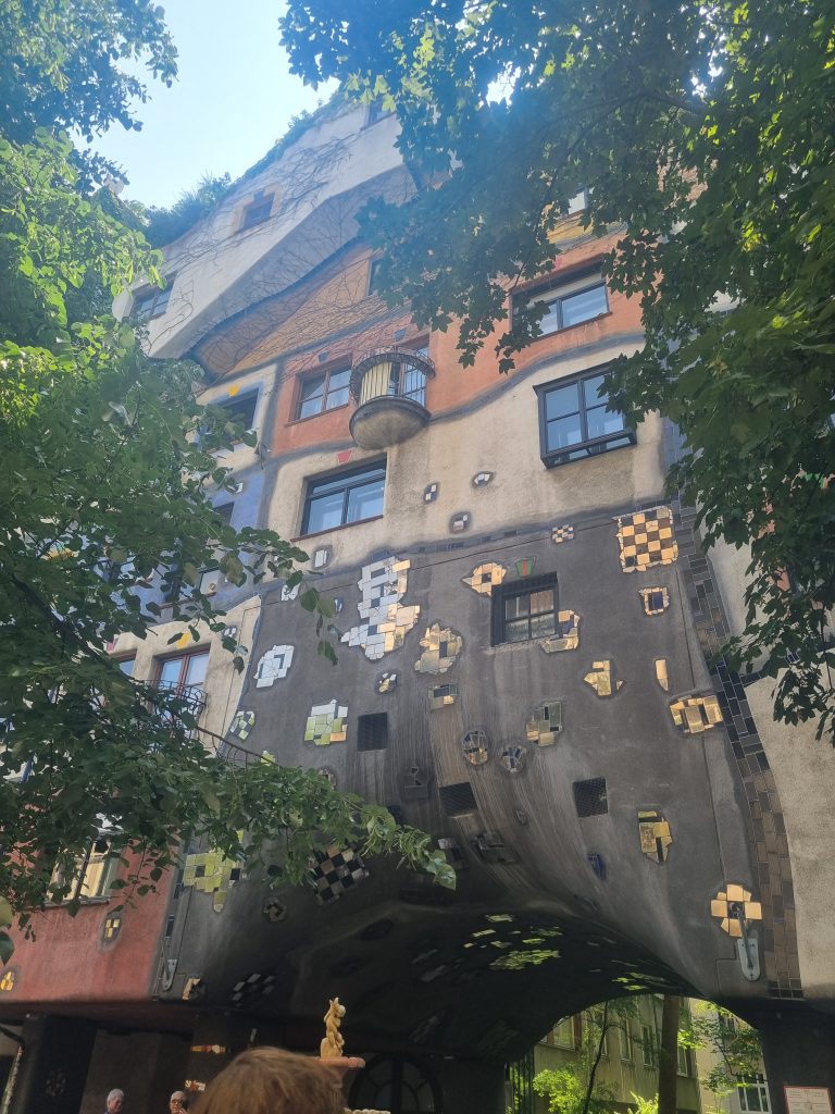 Zdjęcie przedstawia krzywy dom.