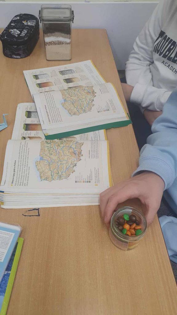 Uczniowie tworzyli profile glebowe z jadalnych składników, aby zobrazować poziomy profilów glebowych.