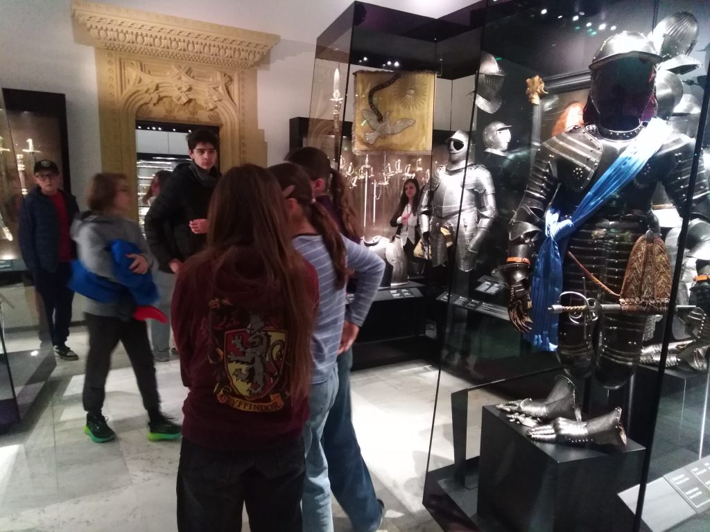 Zdjęcie przedstawia zwiedzających uczniów.