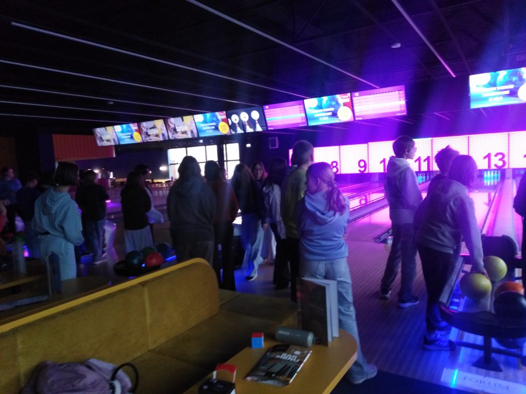 Zdjęcie przestawia uczniów grających w kręgle.