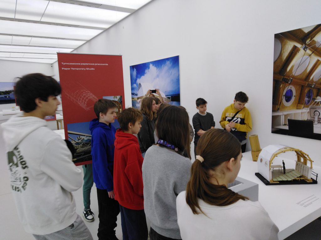 Dzieci uczestniczą w warsztatach w Muzeum Manggha.