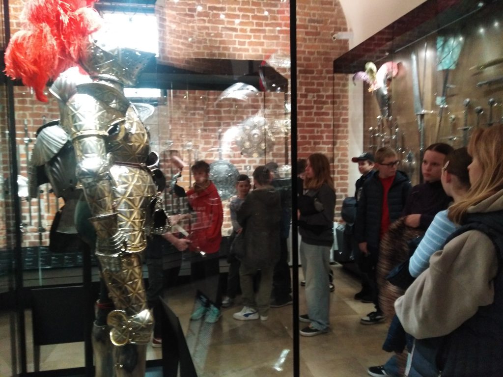 Zdjęcie przedstawia zwiedzających uczniów.