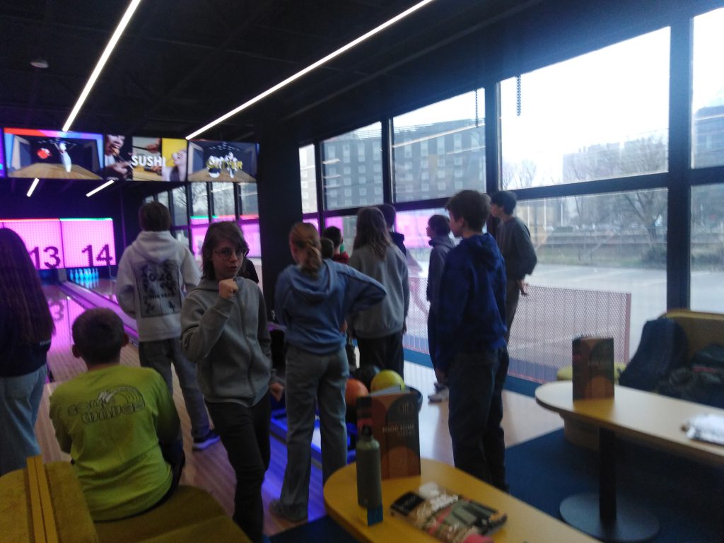 Zdjęcie przestawia uczniów grających w kręgle.