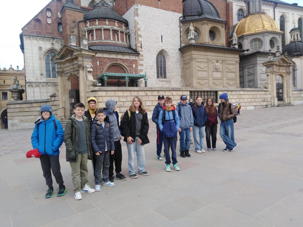 Zdjęcie przedstawia zwiedzających uczniów.