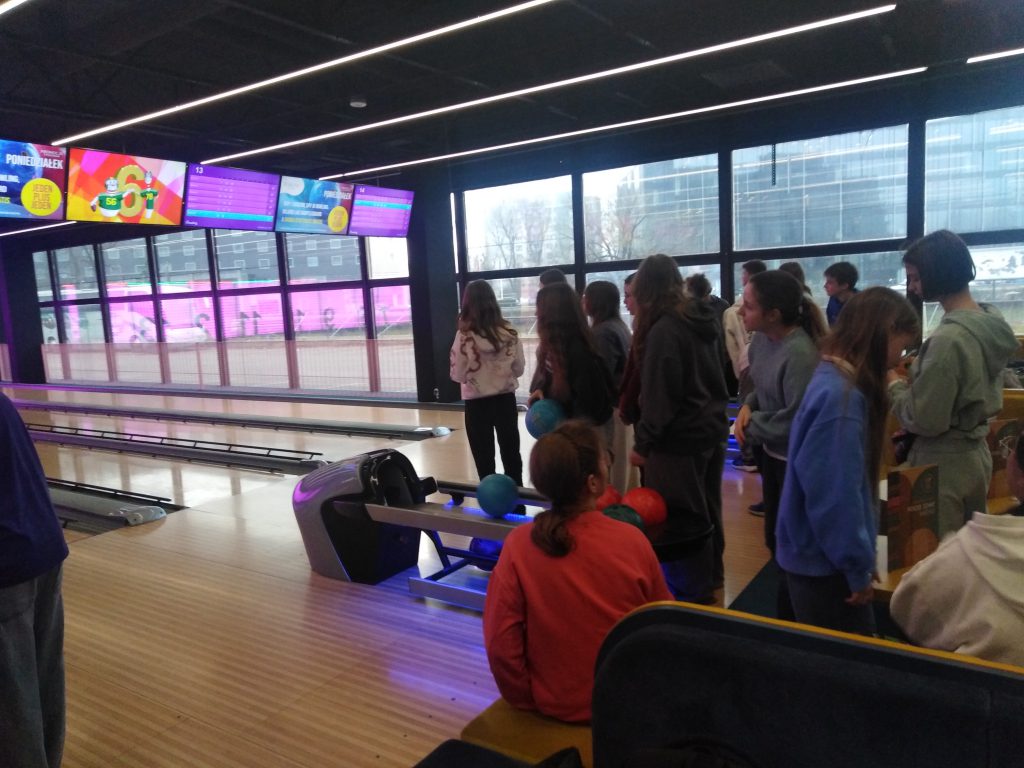 Zdjęcie przestawia uczniów grających w kręgle.