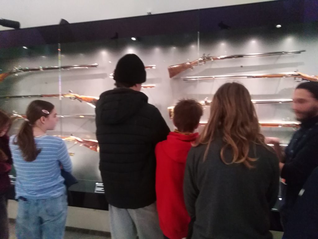 Zdjęcie przedstawia zwiedzających uczniów.