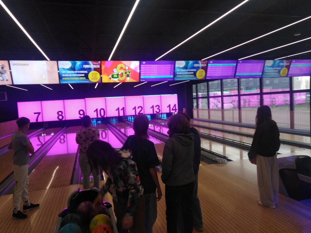 Zdjęcie przestawia uczniów grających w kręgle.