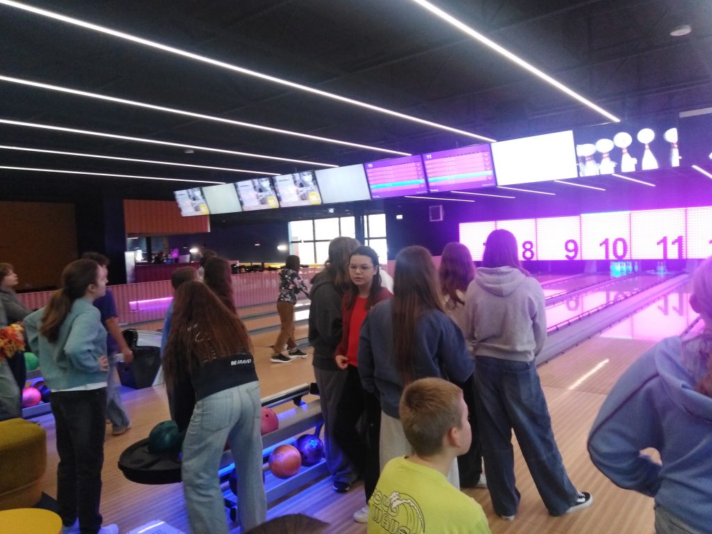 Zdjęcie przestawia uczniów grających w kręgle.