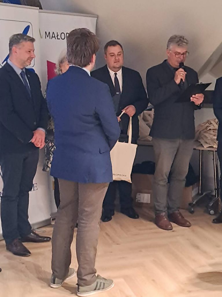 Zdjęcie z wręczenia nagród za wysokie wyniki w Konkursie Kuratoryjnym.