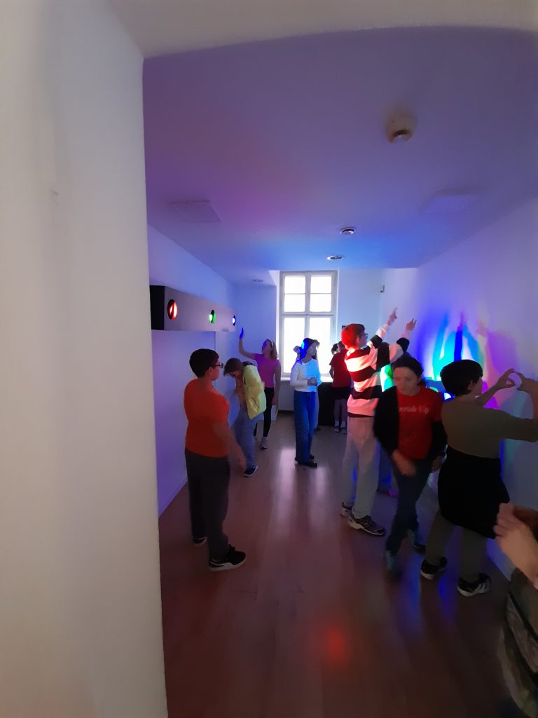 Zdjęcie przedstawia uczniów zwędzających Muzeum Iluzji.