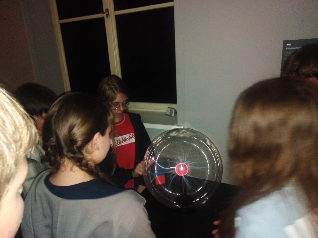 Zdjęcie przedstawia uczniów zwędzających Muzeum Iluzji.